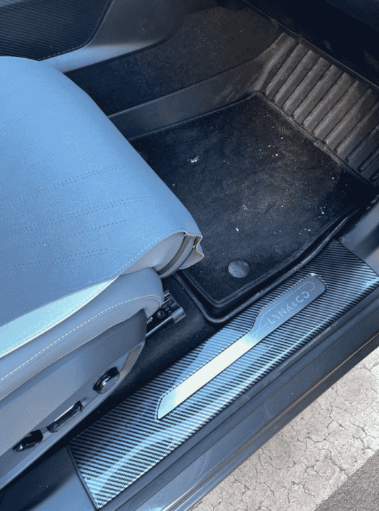 Ốp bậc chân Lynk & Co 08